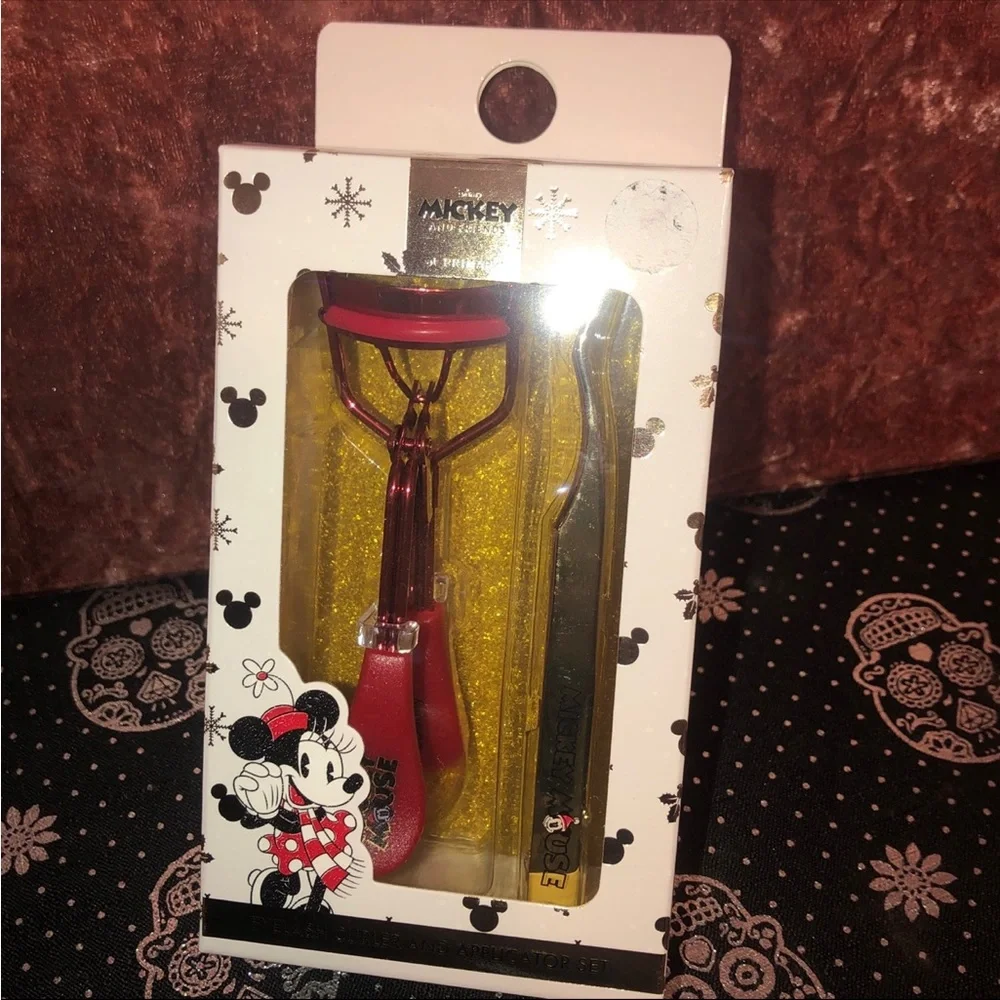 Disney Mickey Mouse set Includes eyelash curler & tweezers